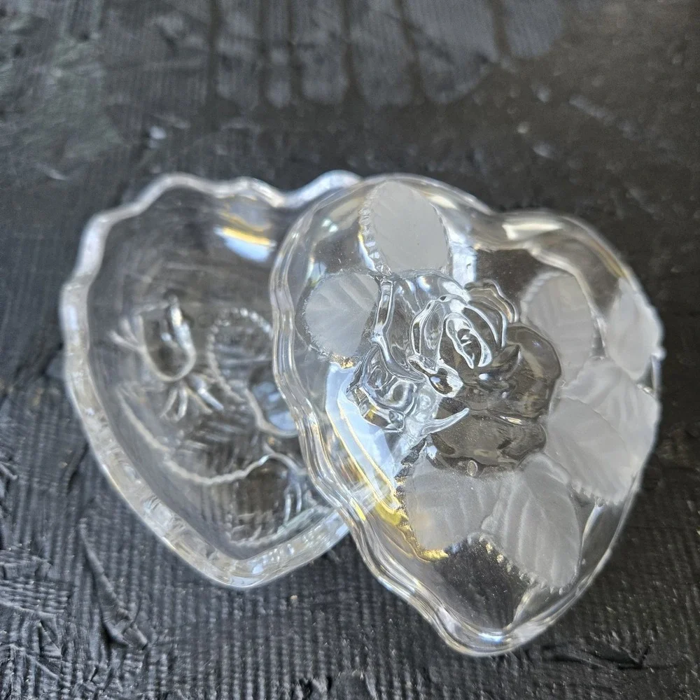 Vintage Heart shaped clear Glass Trinket Box Rose Flowers & Leaves Jewelry Catch